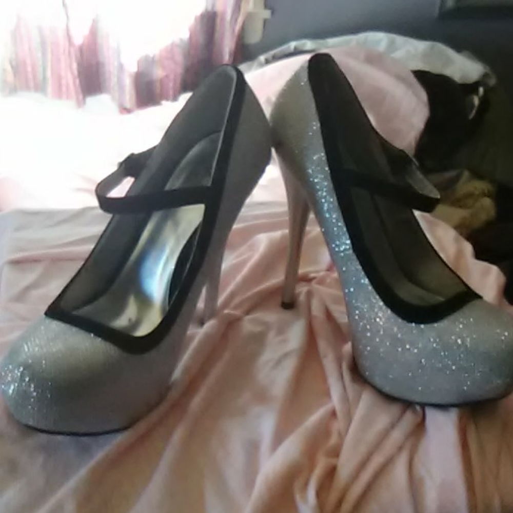 Woman's Qupid heels